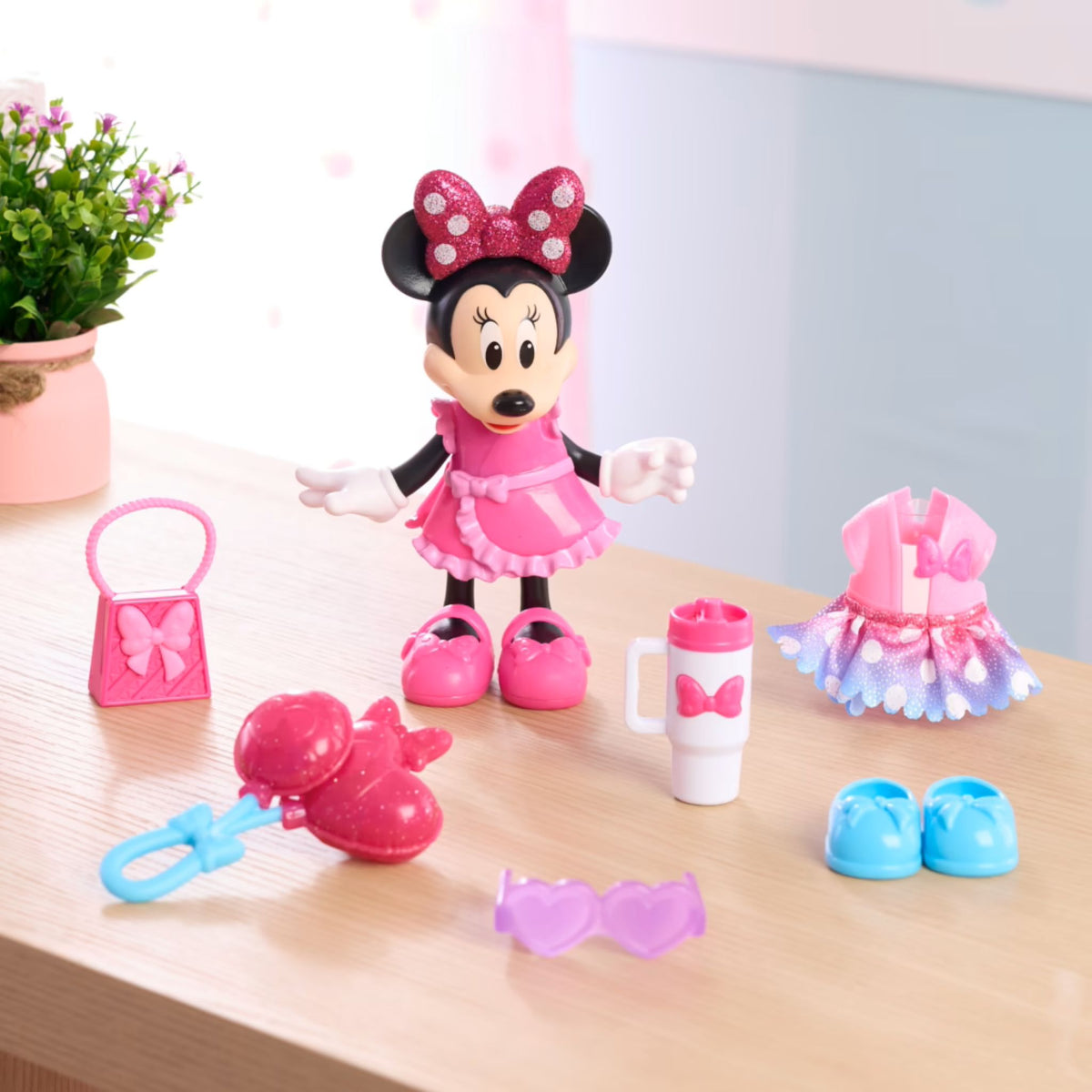 Disney Jr. Minnie Mouse Fabulous Fashion Doll